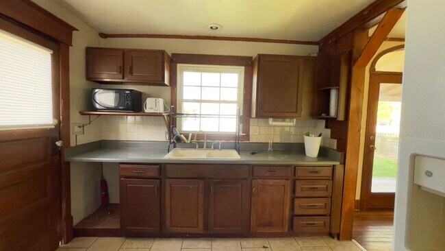 Building Photo - BATTLEGROUND... Historic 3 Bedroom 1 Bath House