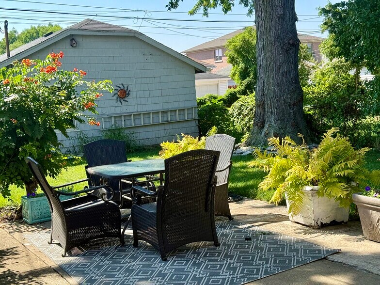 Building Photo - 4028 N Overhill Ave