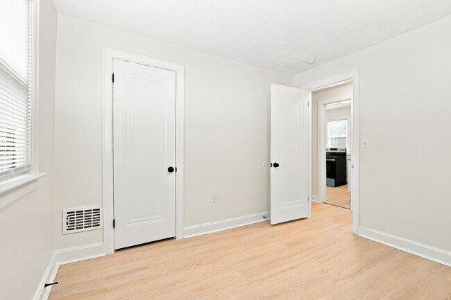 Building Photo - 397 Catherine St