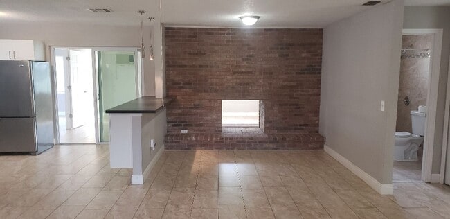 Building Photo - NICE, LARGE (SOLAR POWERED!)   4 BED / 2 B...