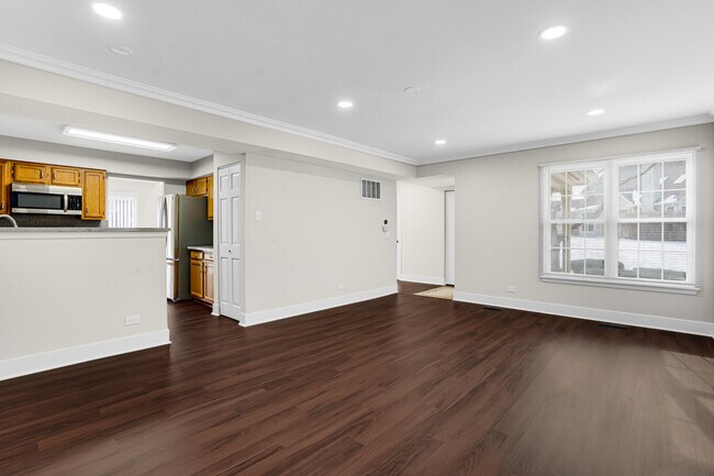 Building Photo - 133 White Branch Ct S