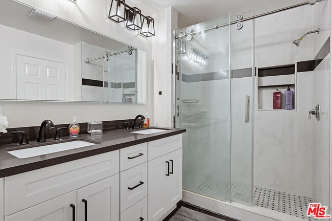 Building Photo - 9209 Paramount Blvd