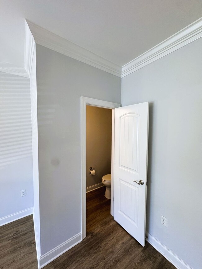 Building Photo - Spacious 3-Level Townhouse