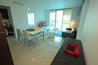 Building Photo - 950 Brickell Bay Dr