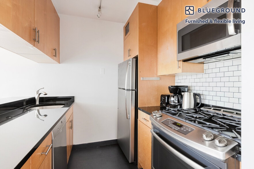 Building Photo - 200 E 72nd St