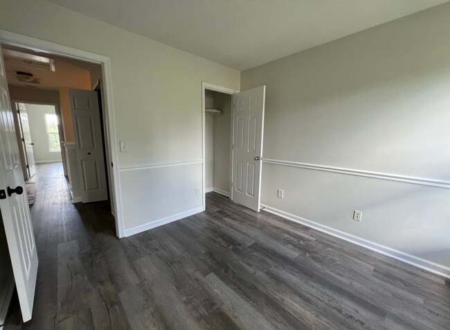 Building Photo - 3 bedroom 2.5 bathroom Nashboro Village To...