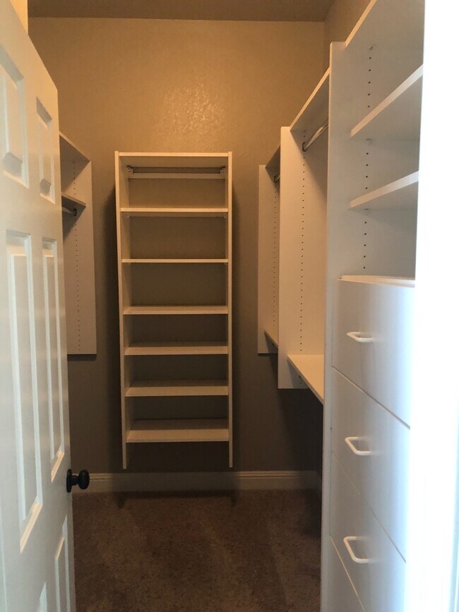 Building Photo - Amazing Single Story Home Located in Rosev...