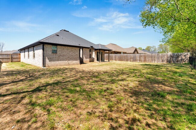 Building Photo - 3 Bed 2 Bath Home near Stonebridge Meadows Country Club