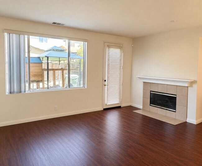 Building Photo - Spacious 4 Bedroom in Oxnard