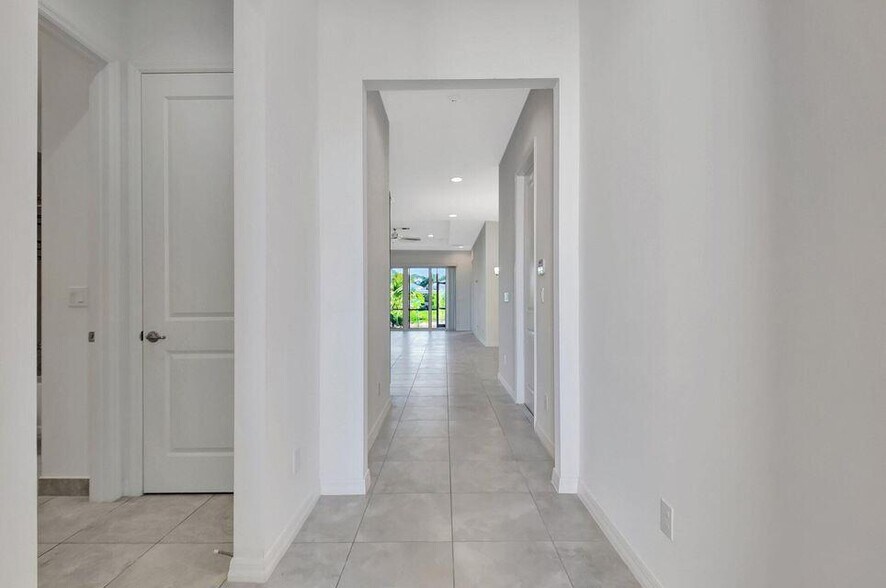 Building Photo - 6051 Stonecrest Ct
