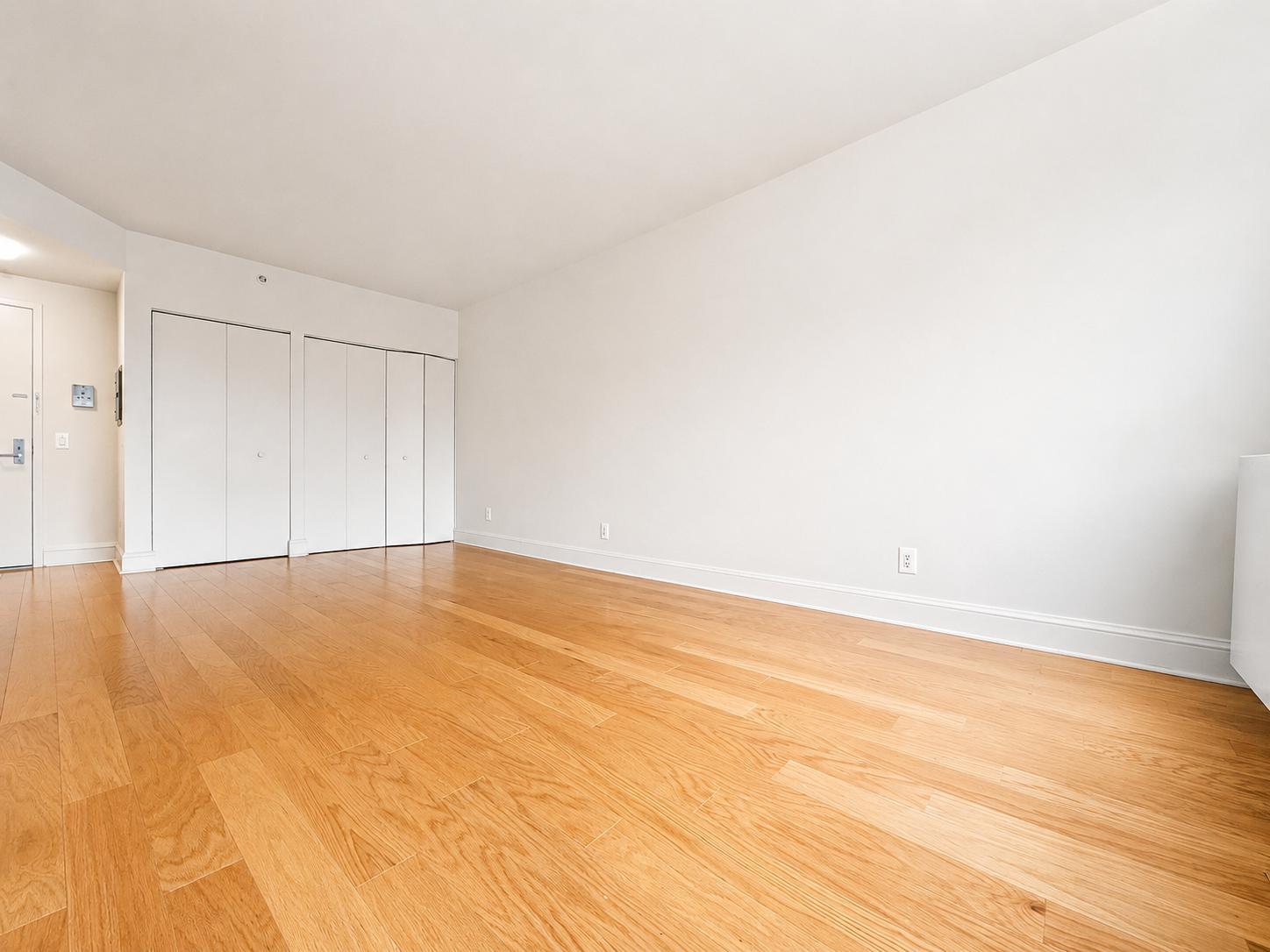 Building Photo - 323 W 96th St