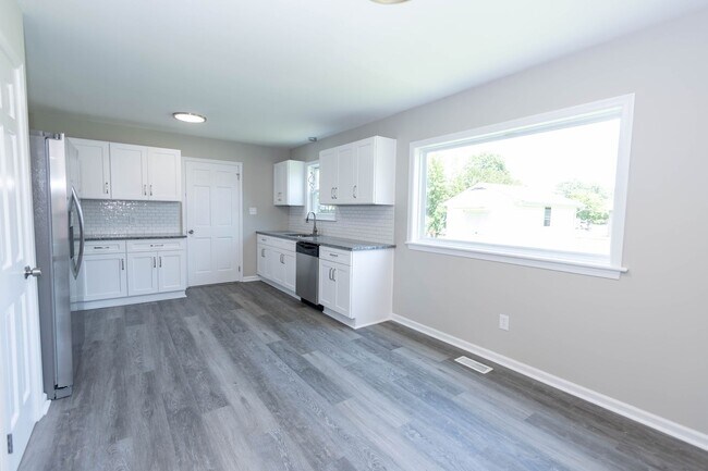 Building Photo - Renovated 3bdr 2bth rancher in the heart of Newport News