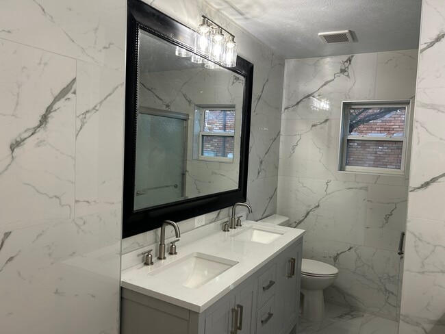 Building Photo - 2266 W Oak St