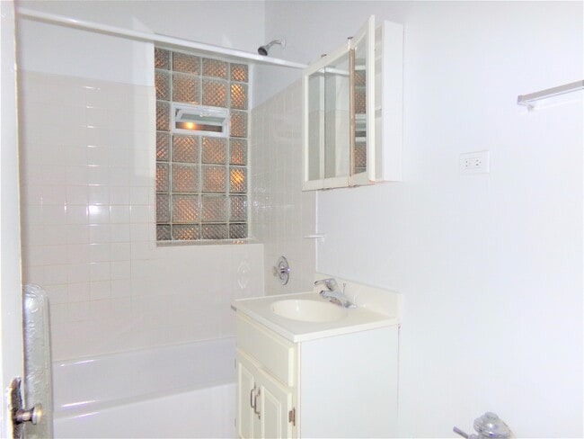 Building Photo - 6812 N Lakewood Ave