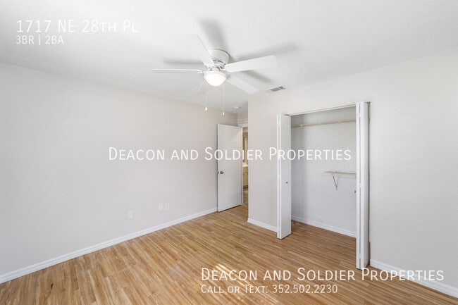 Building Photo - 1717 NE 28th Pl