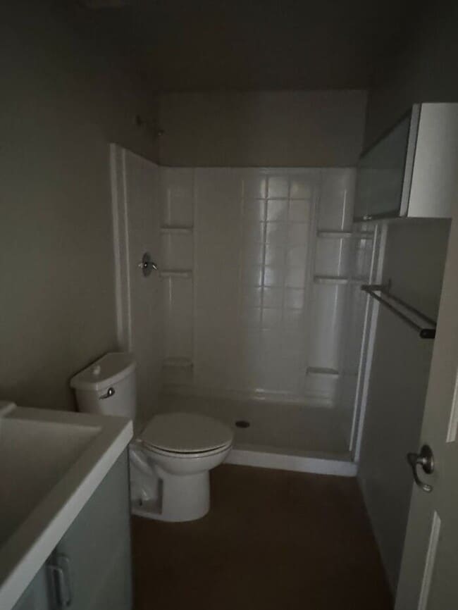 Building Photo - 3 bedroom 2 bath - Available now