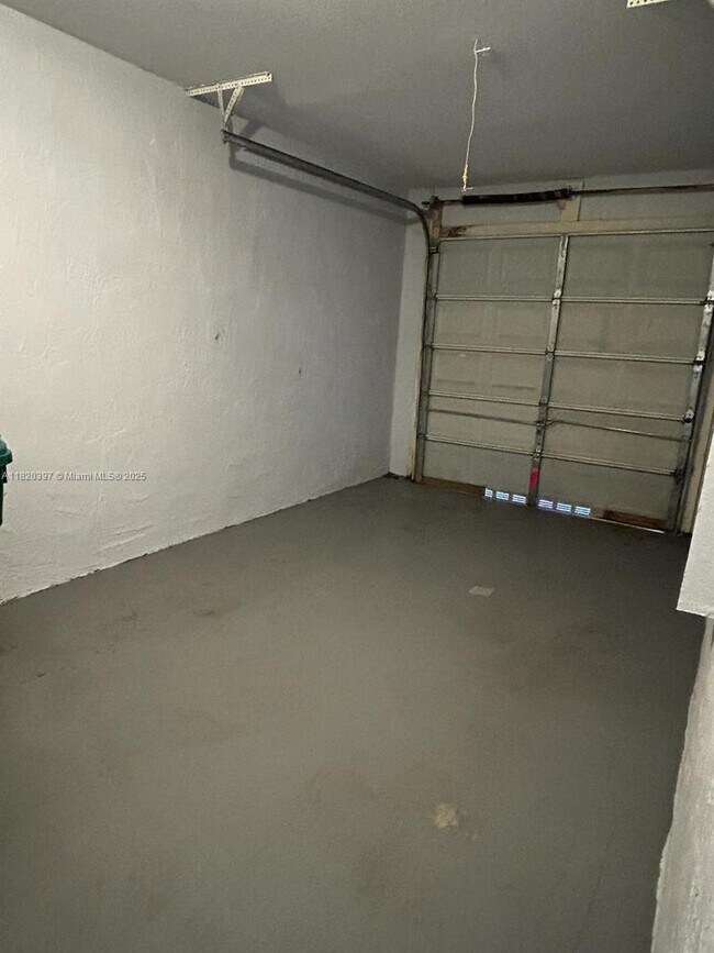 Building Photo - 865 SW 6th Ct