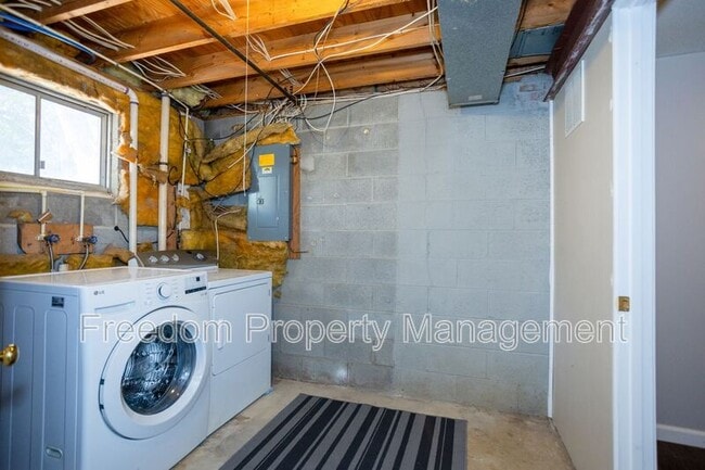 Building Photo - 5685 Roundtree Dr