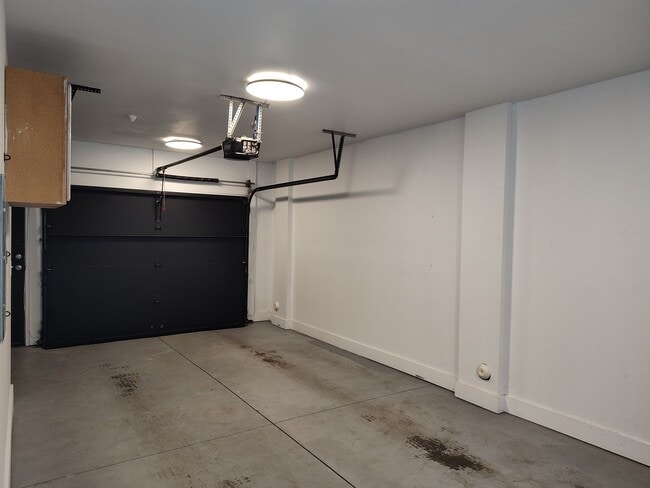 Building Photo - Modern townhome located in the M Complex c...