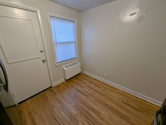 Building Photo - Ravenswood Renovated One Bedroom