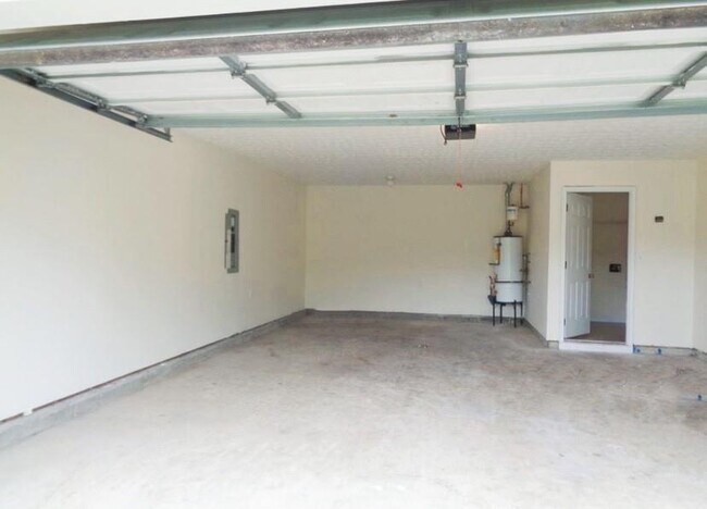 Building Photo - 5528 Silver Springs Dr