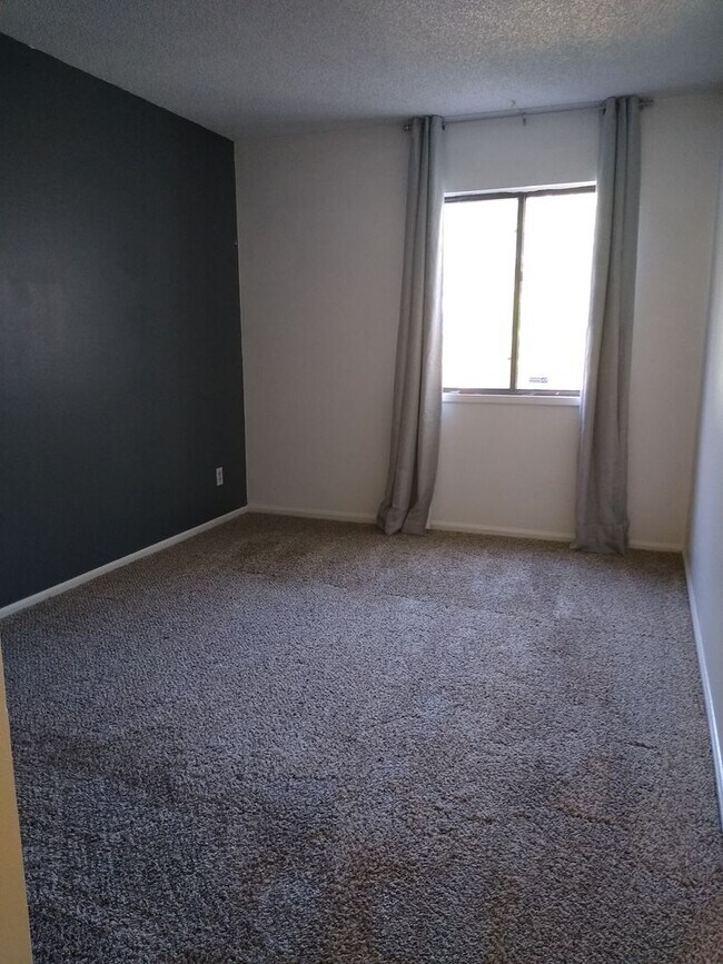 Building Photo - Awesome 2 Bedroom 2 Bath Condo w/ Garage P...