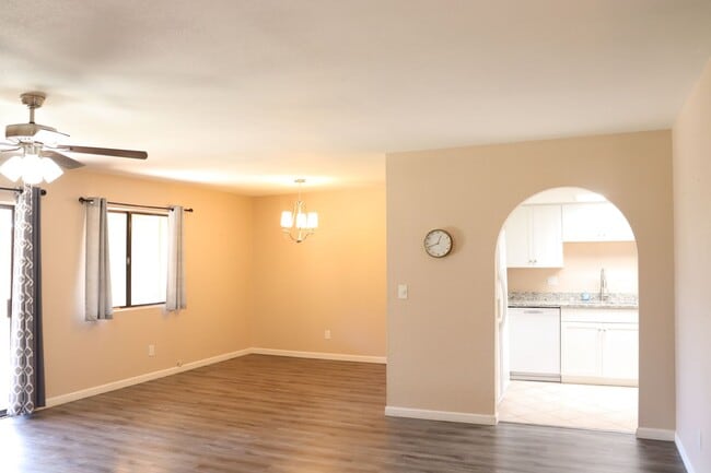 Building Photo - Nice Townhome