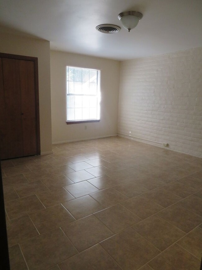 Building Photo - 2 Bedroom 2 Bath Townhouse Available for Rent