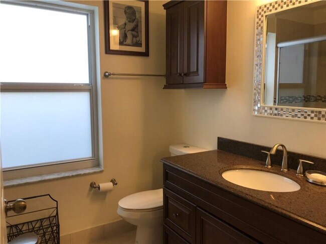 Building Photo - 1118 Chinaberry Dr
