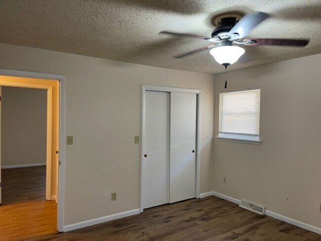 Building Photo - 3 Bedroom, 2 Bathroom, Great Location!