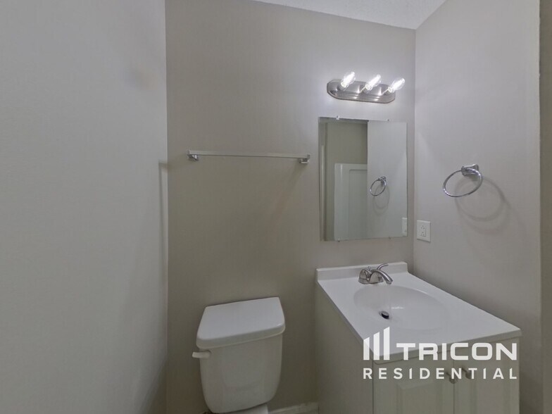 Building Photo - 2916 Vestal Pl