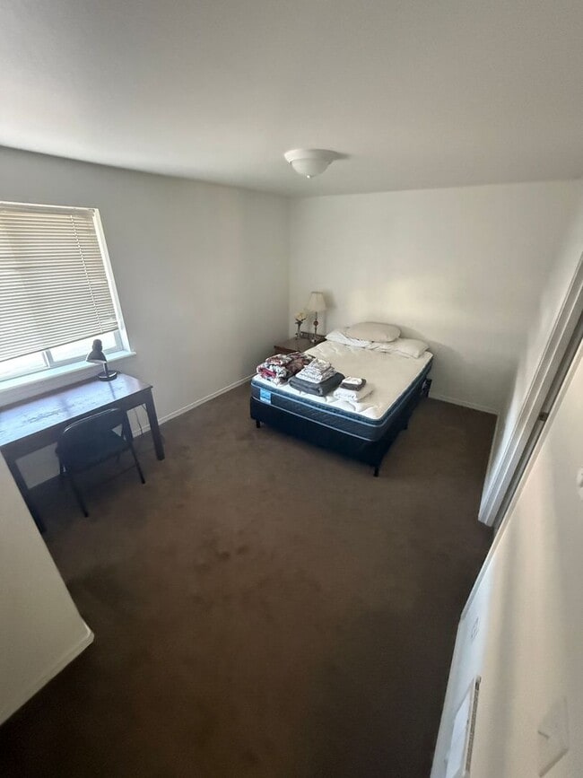 Building Photo - 2 Bed/2.5 Bath Townhome with Garage in NW ...