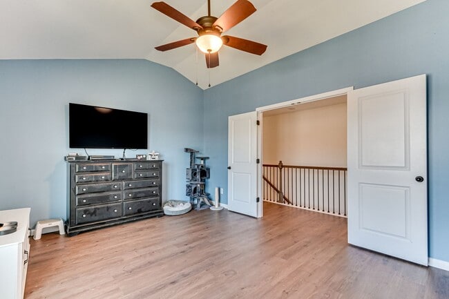 Building Photo - Two Story home in Quaker Knoll! Ready now !