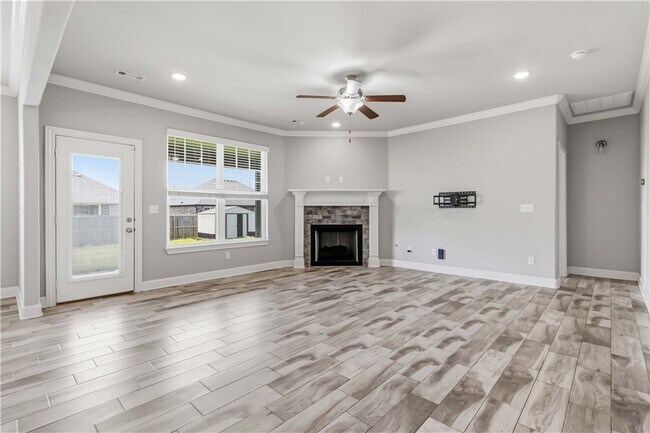 Building Photo - 931 E Skyline Lp