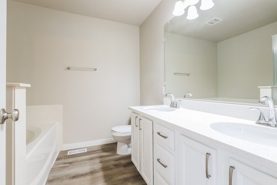 Building Photo - 8558 Maul Oak Dr
