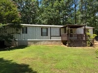 Building Photo - 2 bedrooms, 1 full bath located on a quiet lot. 1 story living with a great open floor plan. Very...