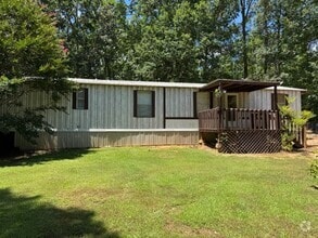Building Photo - 2 bedrooms, 1 full bath located on a quiet...