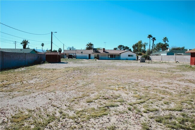 Building Photo - 2580 E Hacienda Ave