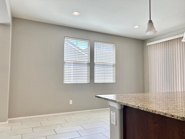 Building Photo - 152 N 56th Pl