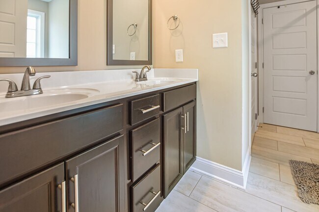 Building Photo - Pet Friendly Five Bedroom!