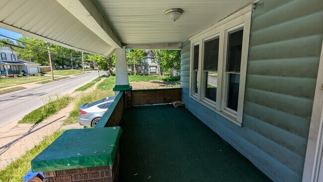 Building Photo - Spacious 4-bedroom, 1-bath home in Akron