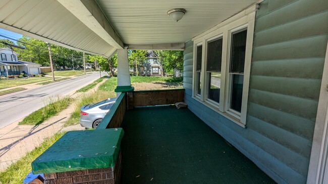 Building Photo - Spacious 4-bedroom, 1.5-bath home in Akron