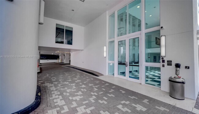 Building Photo - 1800 N Bayshore Dr