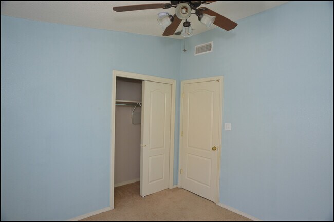 Building Photo - 10045 Paloma Dr