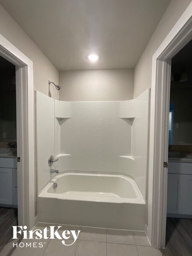 Building Photo - 622 Ava Trl