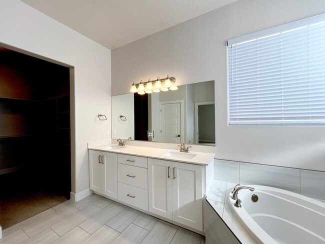 Building Photo - Lovely Three Bedroom Home with RV parking in Shooting Star - Washington Fields