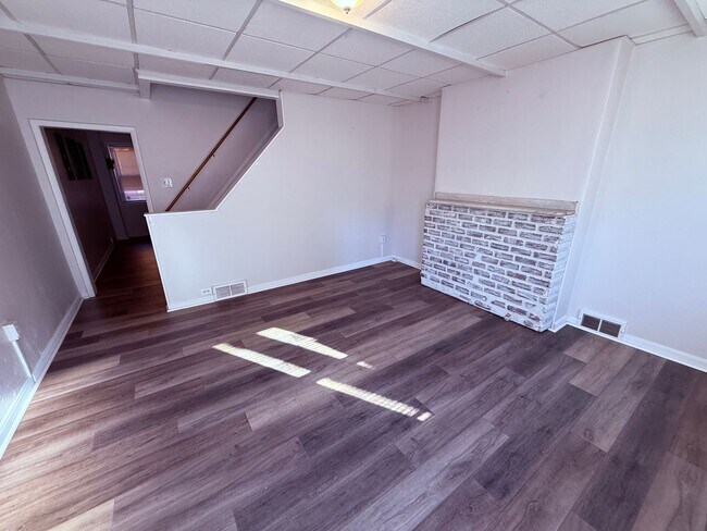 Building Photo - 4403 Davison St