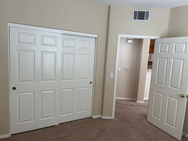 Building Photo - Rare & hard to find 2 BED & 2 BATH with ATTACHED GARAGE.