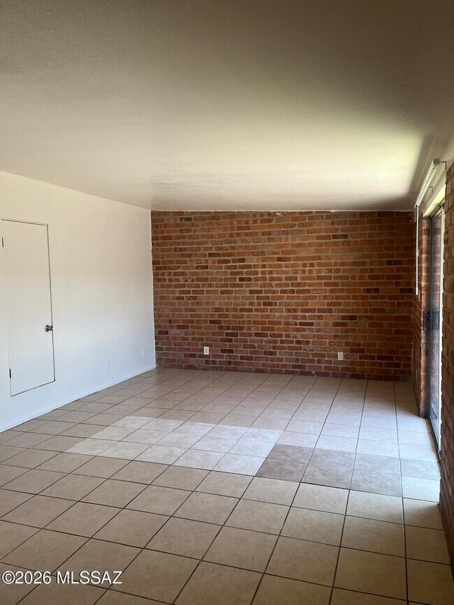 Building Photo - 413 E Delano St