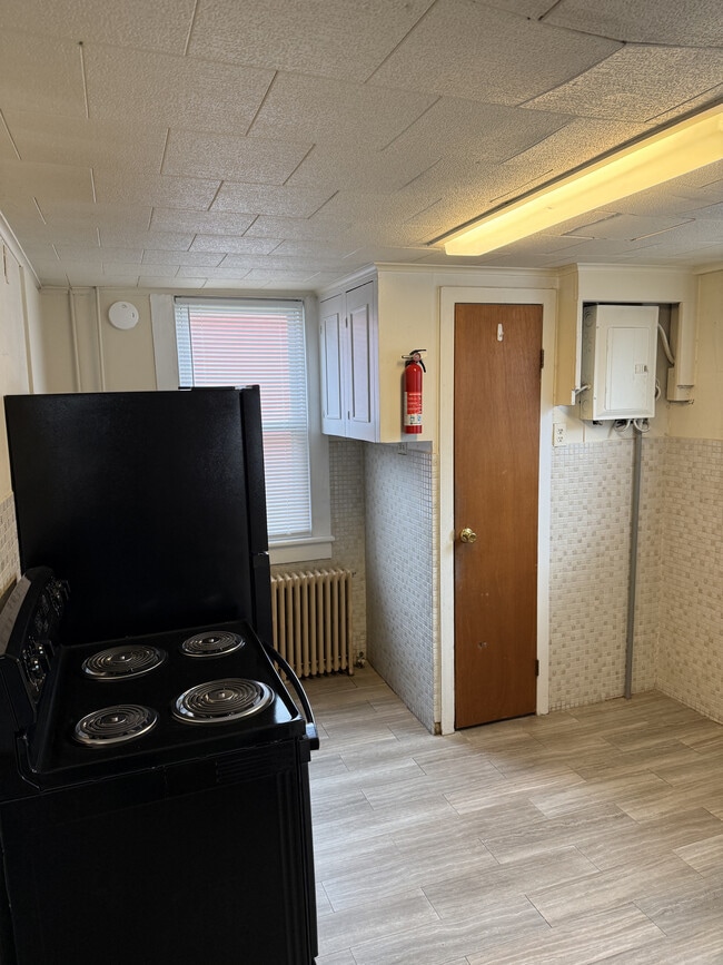 Building Photo - 958 Main St